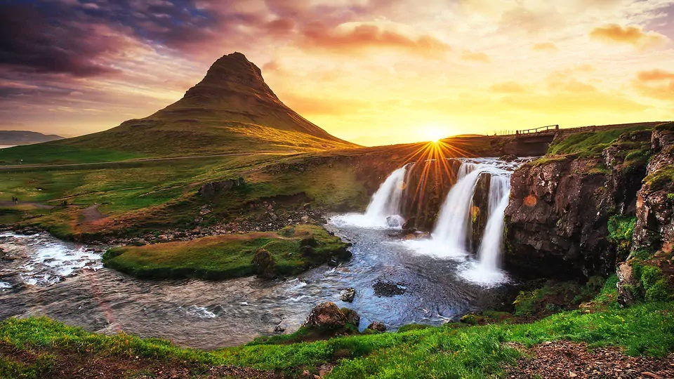 The Best Time Of Year To Visit Iceland (Pros and Cons Of Every Season!)
