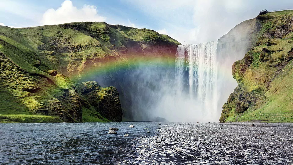 An Amazing 5 Day South coast outdoor and history tour with glaciers, waterfalls, and black sand beaches (5 days)